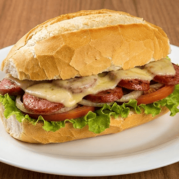 Lanche de calabresa com queijo e salada
