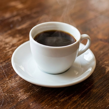 xícara branca com café